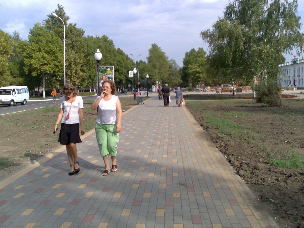 На тротуаре идя к центру 2007г