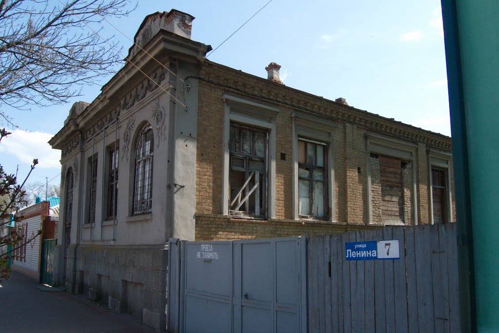 за красивым фасадом/ behind the beautiful facade