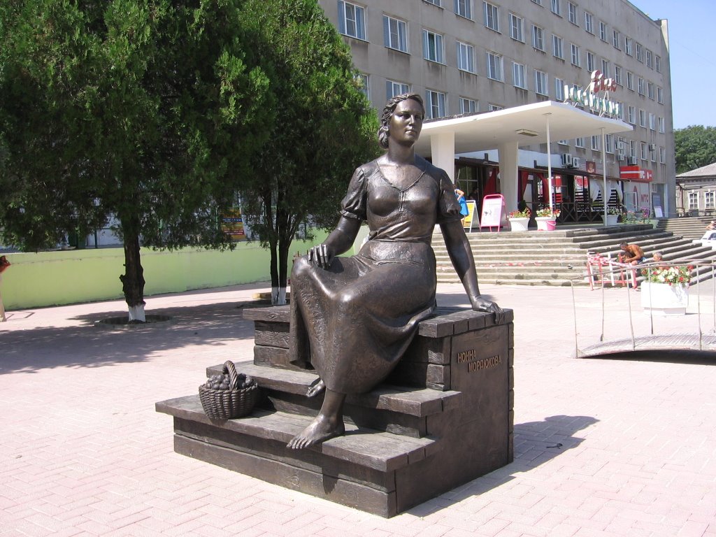 Памятник Н. Мордюковой/Nonna Mordjukova memorial