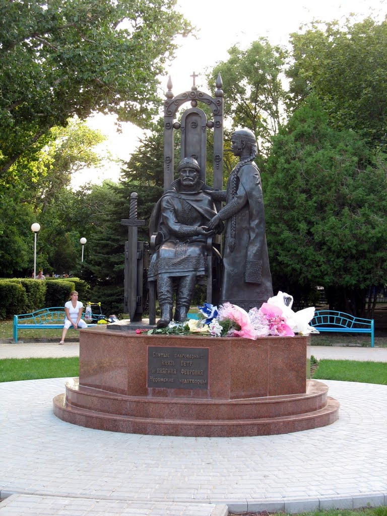 Памятник Петру и Февронии