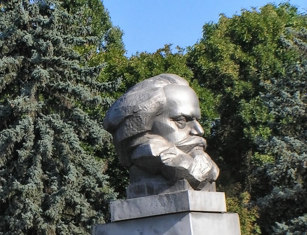 Голова Карла Маркса в Краснодаре. - A monument to Karl Marx.