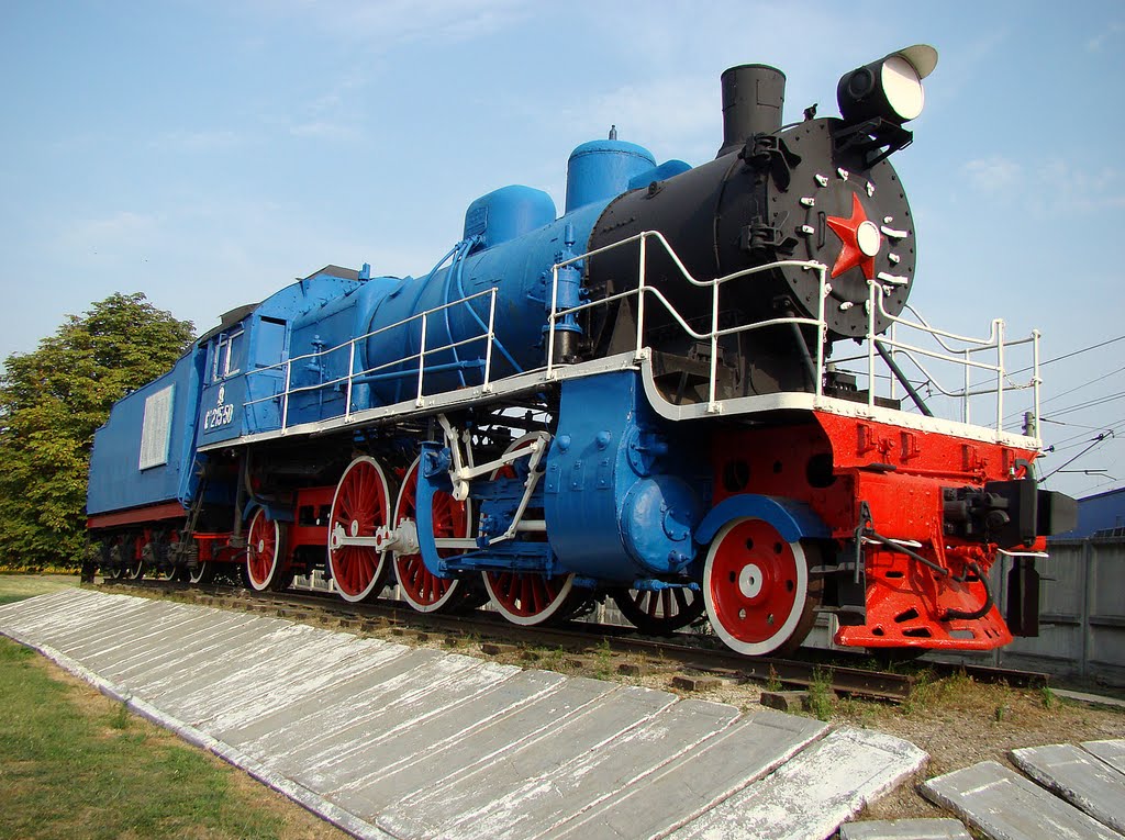 Памятник "Голубой локомотив Су 215-50". - Monument to the "Blue locomotive Su 215-50."