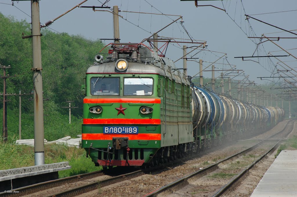 Electric locomotive VL80T-1189 with train on Orlovka stopping plathform