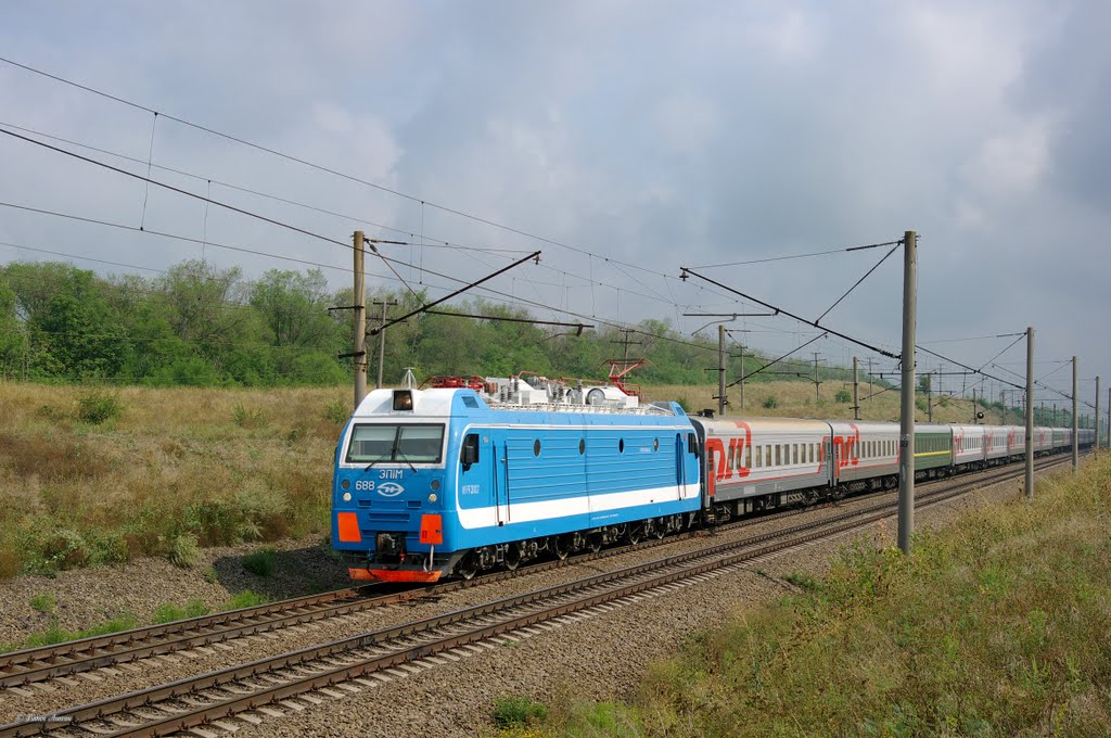 Electric locomotive EP1M-688 with train near Orlovka stopping plathform