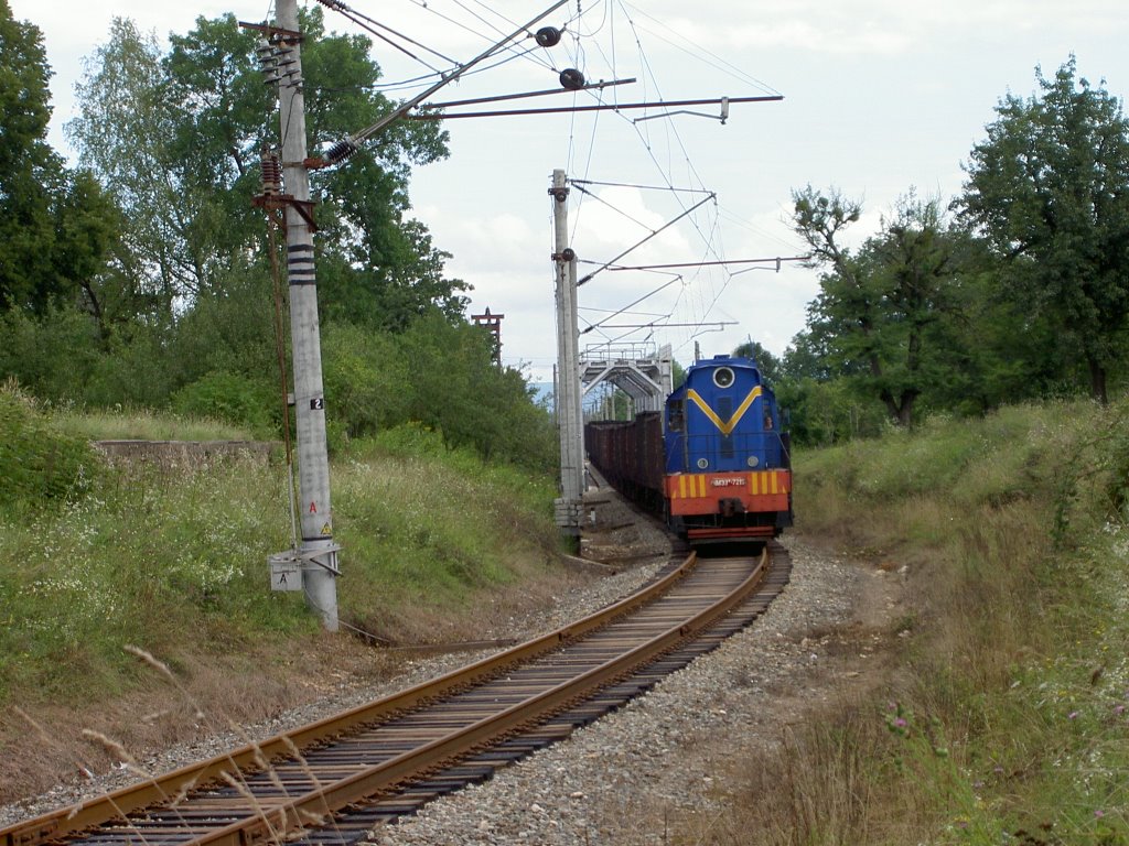 Локомотив рядом с мостом