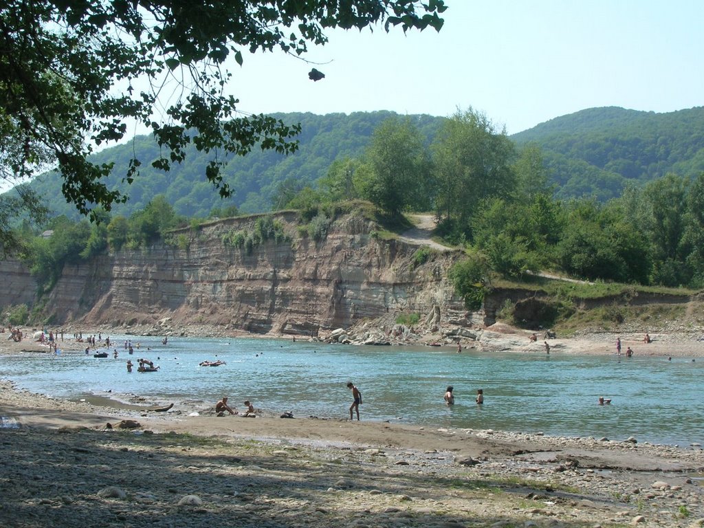 Пляж на реке Белой в Каменномостском