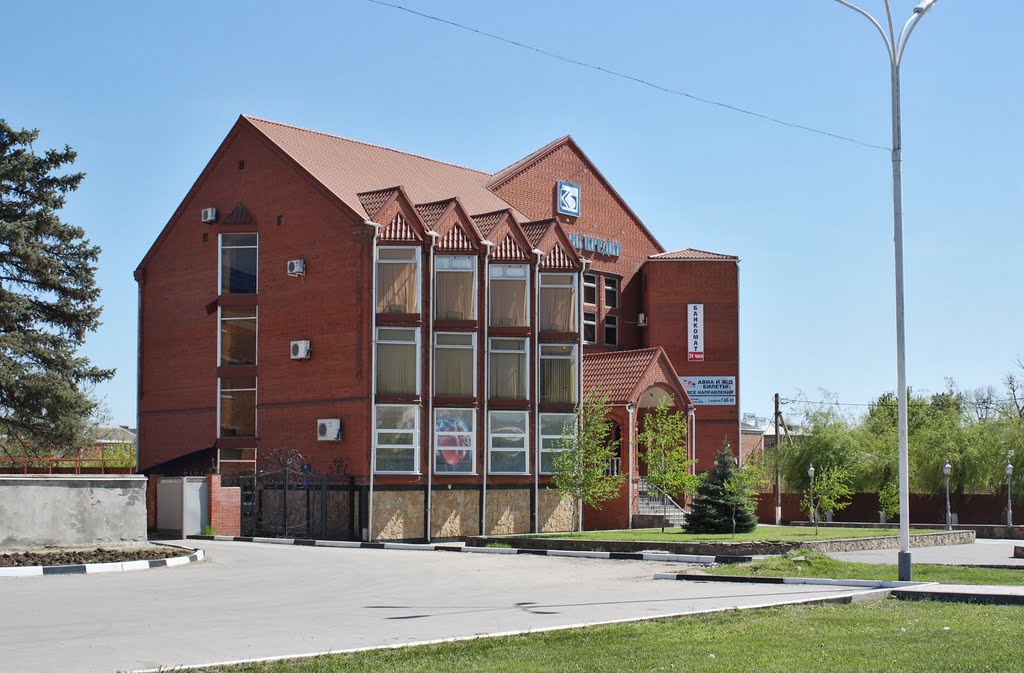 Каневская, здание банка "Кубань-кредит" - 1.05.2010 г.