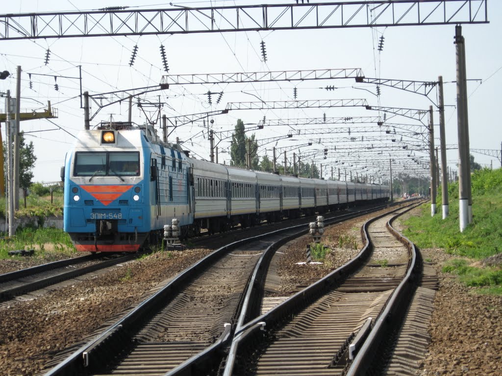 Электровоз ЭП1М - 548 на выходе из ст. Каневской.