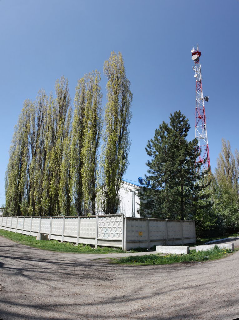 Каневская, возле ГПУ, вертикальная панорама - 25.04.2010 г.