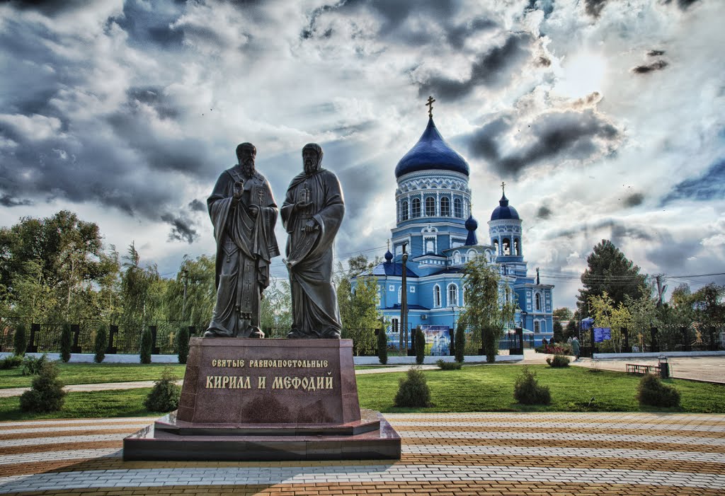 Свято-Покровский храм станицы Каневской и памятник Кириллу и Мефодию, установленный к его 100-летию. 2012-й год