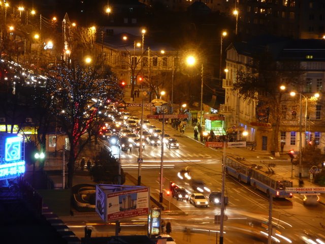 Угол улиц Северной и Красной ночью