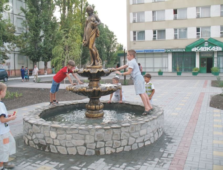 перед гостиницей "Кавказ" http://kropotkin23.ru/