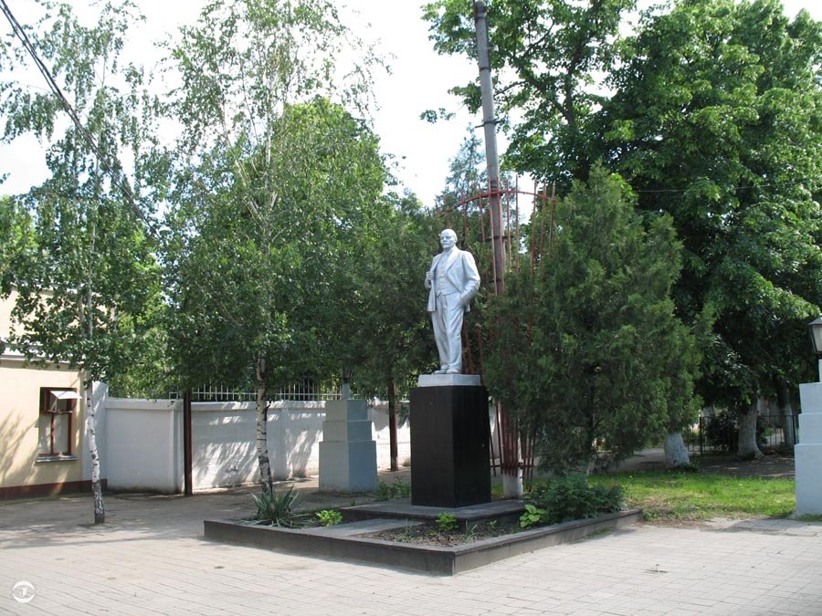 Кропоткин, У проходной МЭЗа, памятник