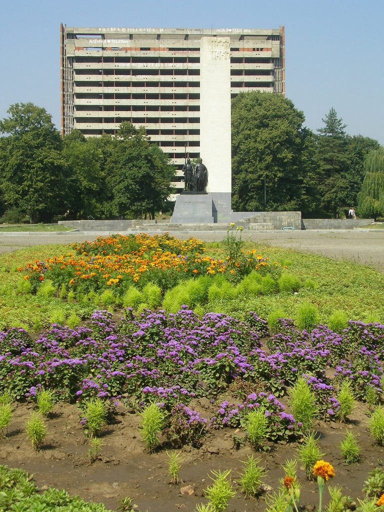 "Druzhby" Square