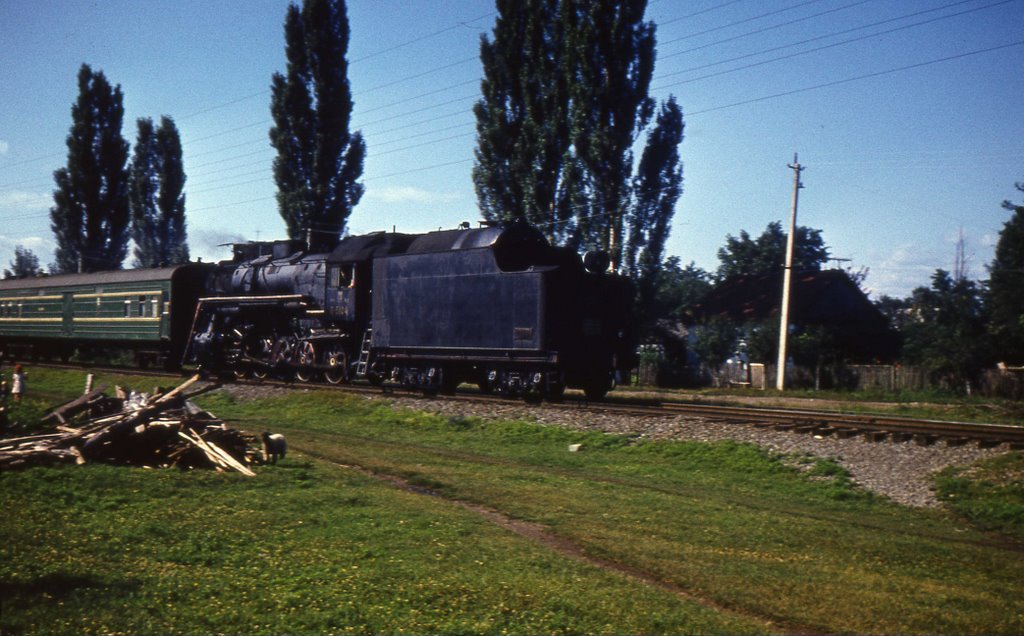 Пригородный поезд на подходе к ст. Мостовская.1983г.