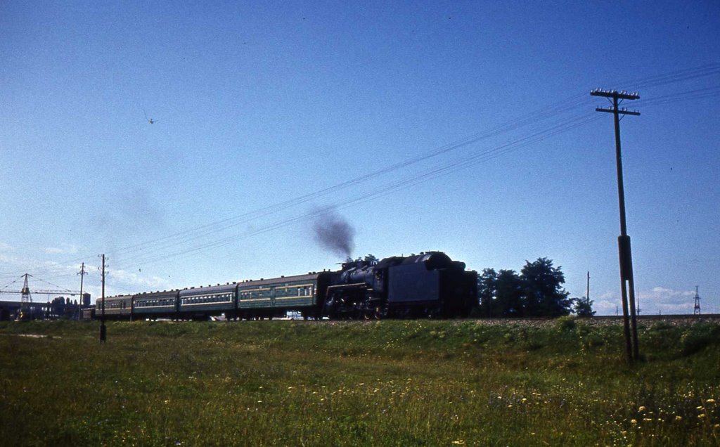 Пригородный поезд направляется к ст.Курганная.1983г.