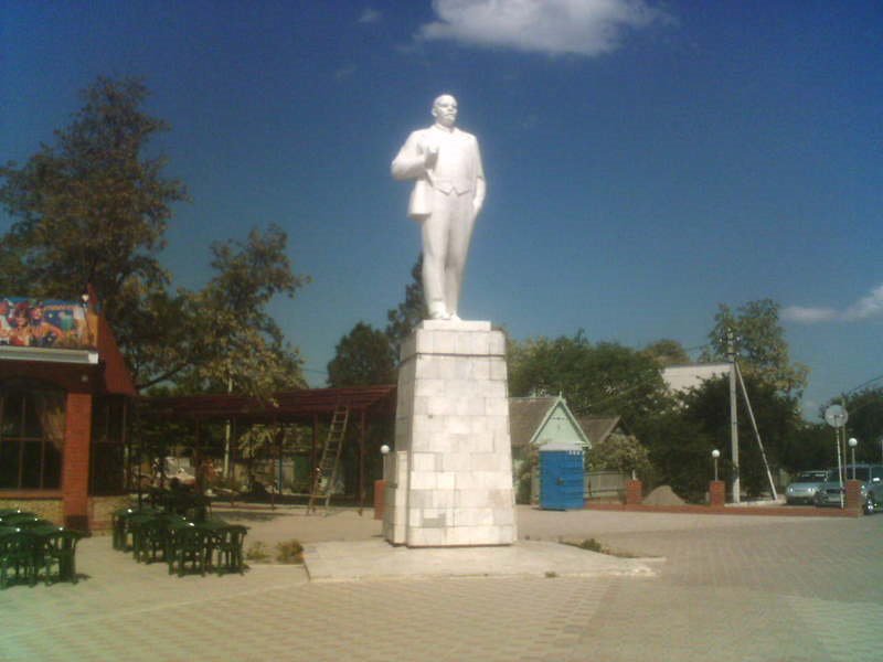 Памятник вождю на берегу Азовского моря