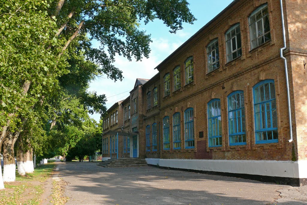 Краснодарский край, г. Приморско-Ахтарск, старая школа. Krasnodar region, town of Primorsko-Akhtarsk. Old school.