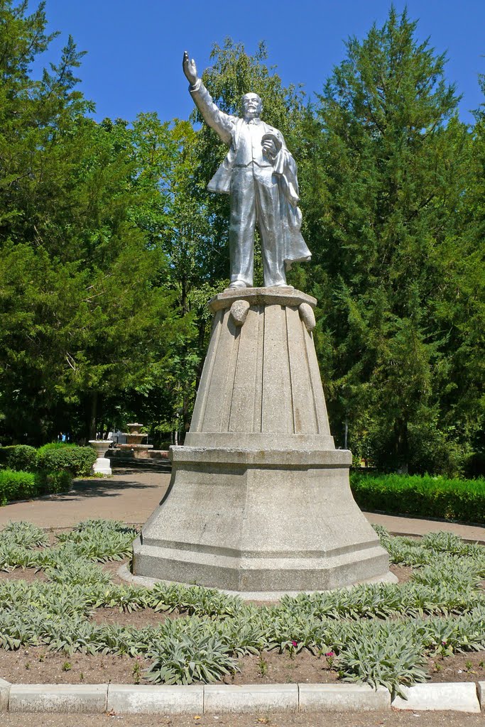 Краснодарский край, г. Приморско-Ахтарск, памятник Ленину. Krasnodar region, town of Primorsko-Akhtarsk. Monument to Lenin V. I.