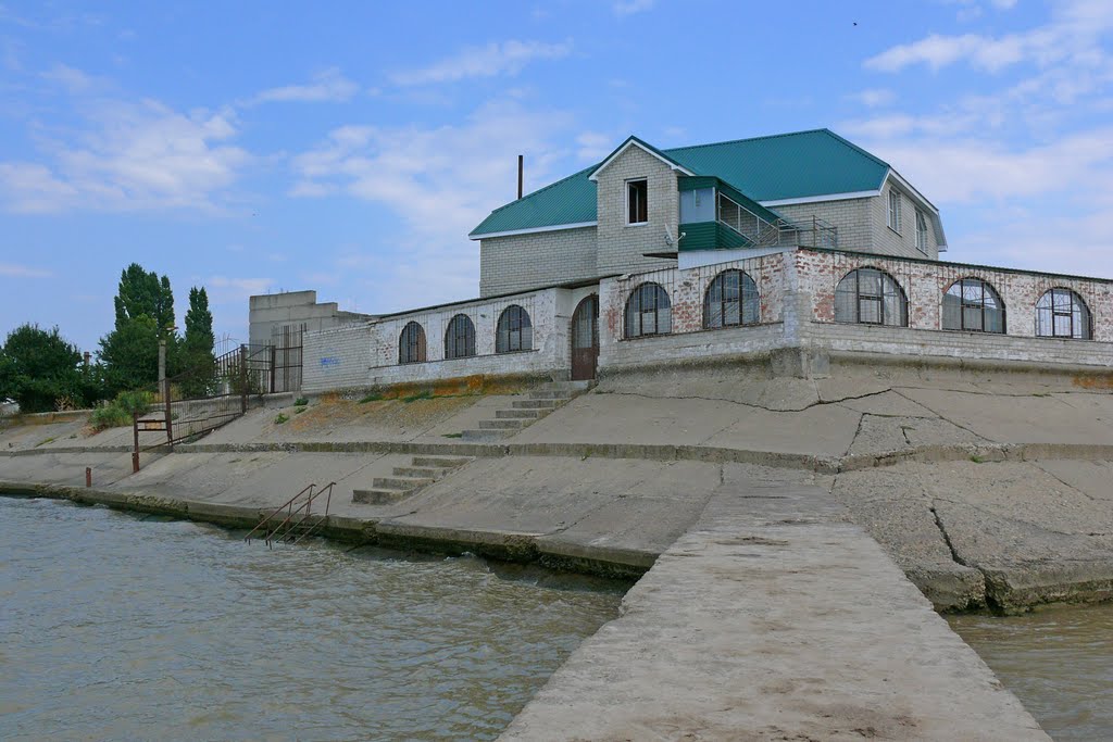Краснодарский край, г. Приморско-Ахтарск, старый причал.  Krasnodar region, town of Primorsko-Akhtarsk. Sea of Azov, old mooring.