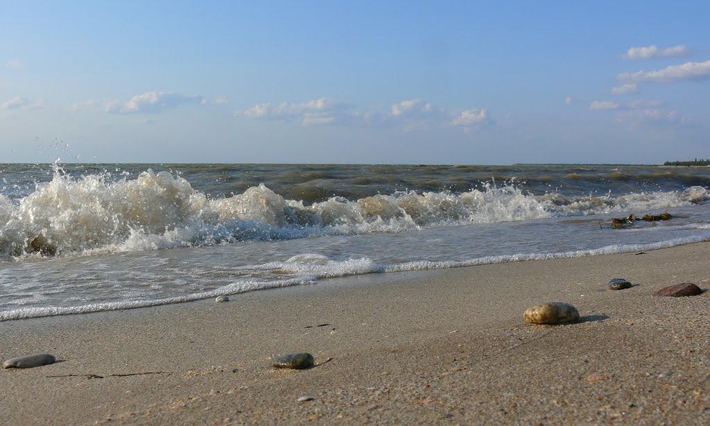 Краснодарский край, г. Приморско-Ахтарск, морской прибой. Krasnodar region, town of Primorsko-Akhtarsk. Sea of Azov, marine surf.
