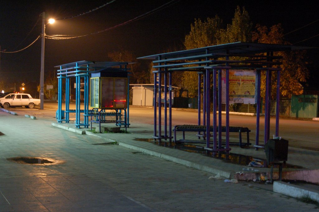 Славянск-на-Кубани. ул.Школьная. Центральная остановка. Ночь.