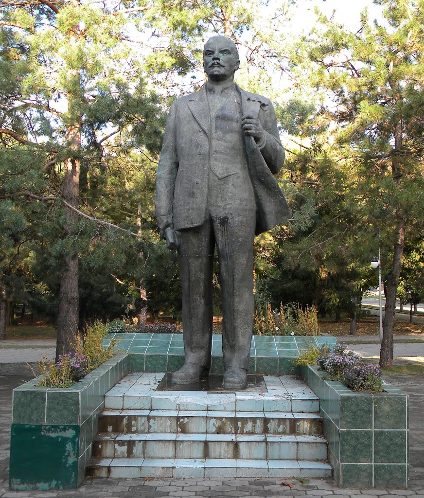 Памятник Ленину в центральном сквере