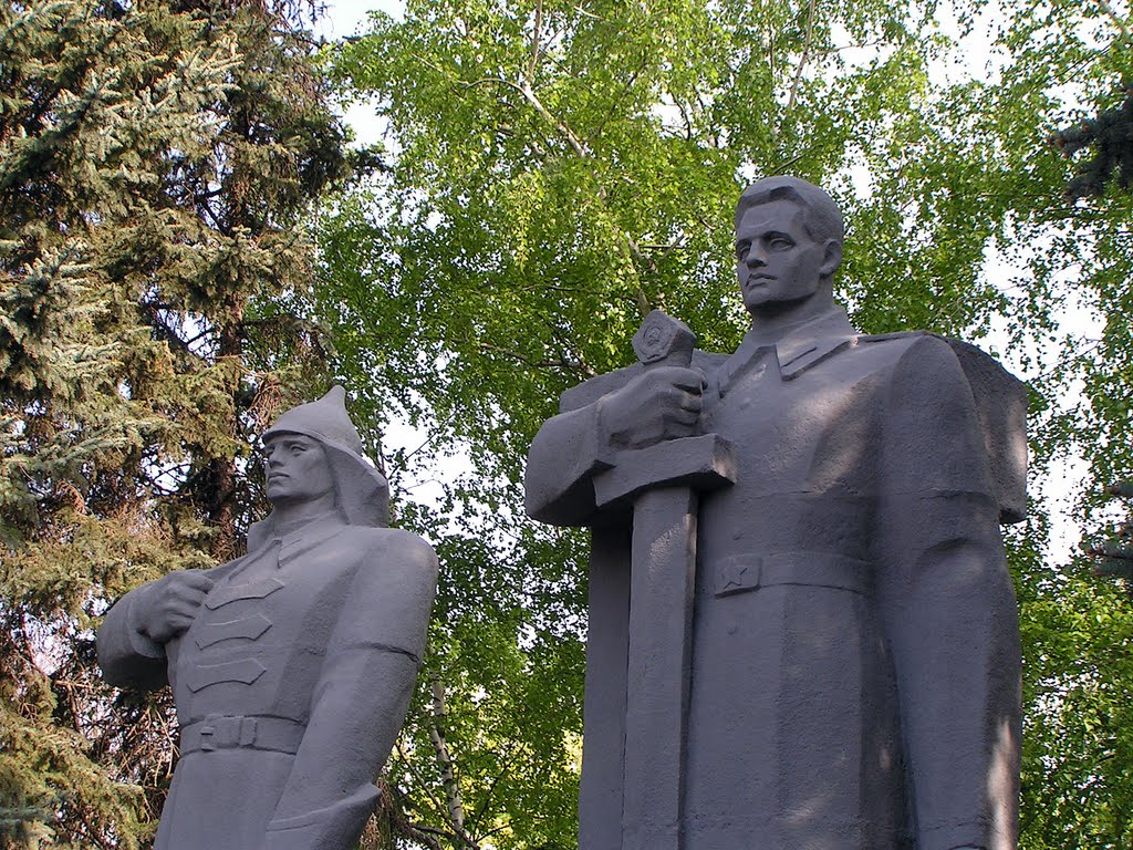 Тимашевск. Памятник воинам у Вечного огня. - Monument.
