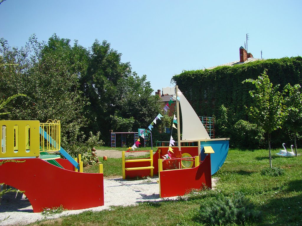 Парусник в детском саду. - Sailboat in the kindergarten.