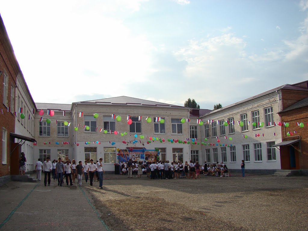 1 сентября. Двор школы №1.  - Start the school year.