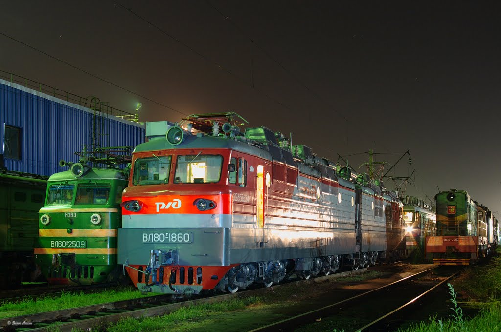 Electric locomotives VL80T-1860 and VL60K-2509 in depot Tikhoretck
