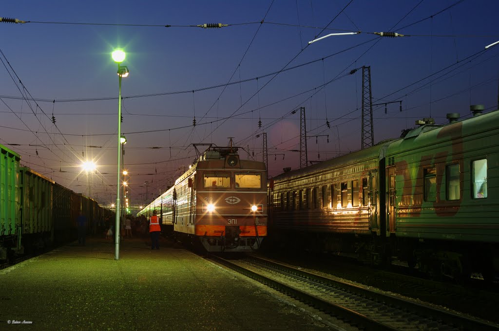 Electric locomotive EP1-212 with train