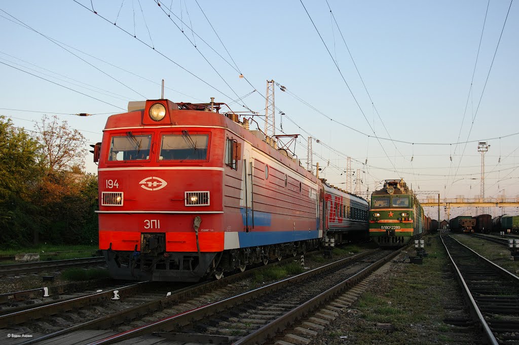 Electric locomotive EP1-194 with train on train station Tikhoretckaya / Электровоз ЭП1-194 с поездом на станции Тихорецкая