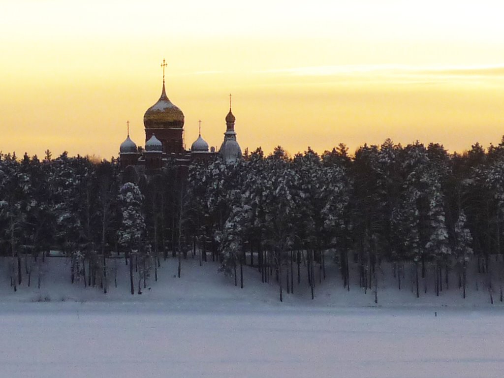 Купола Храма Михаила Архангела, вид с озера