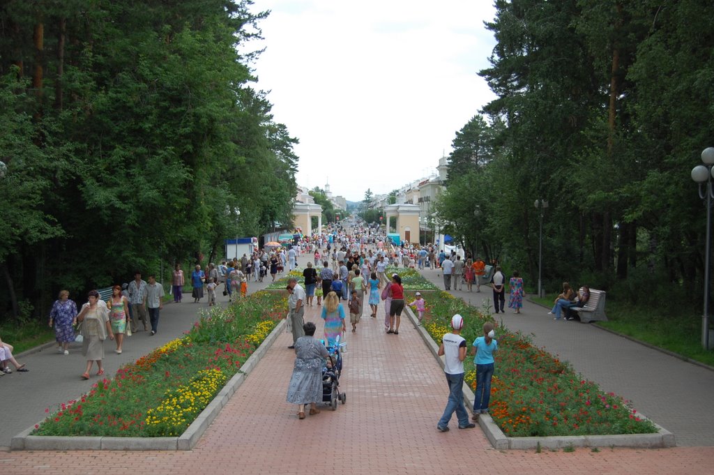 Вид на центральную аллею парка в день города