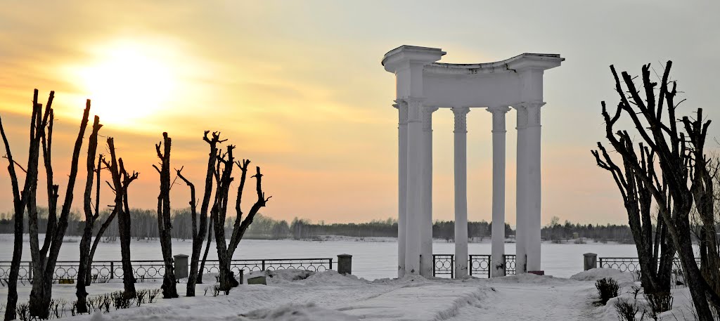 Арка на озере Железногорска