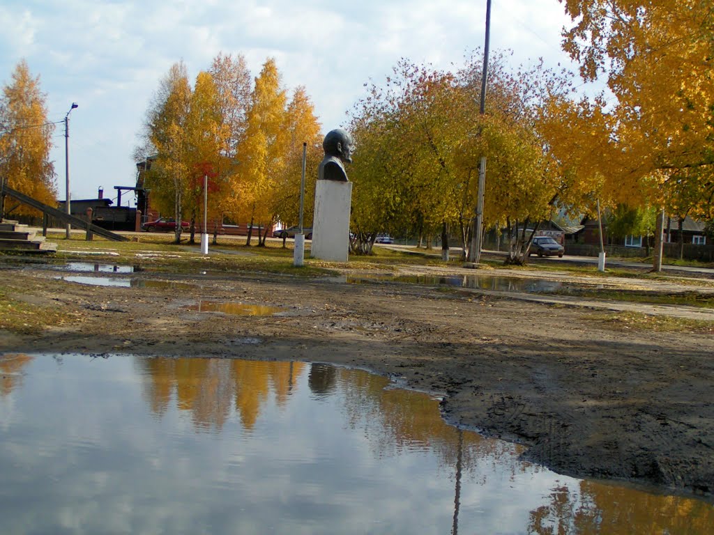 Богучаны. У Дома Культуры.
