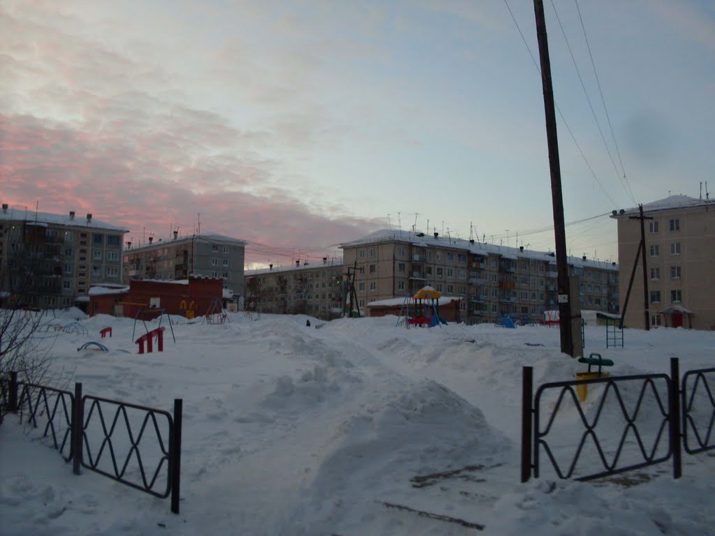 детская площадка под снегом