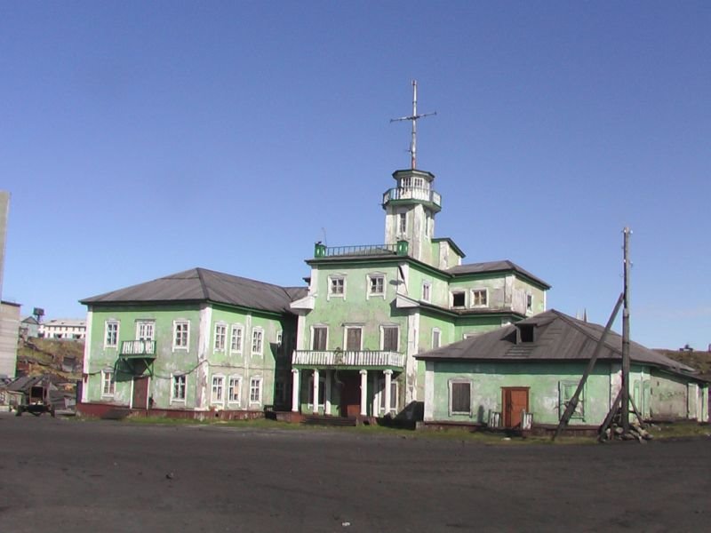 старое здание Диксонского морского порта