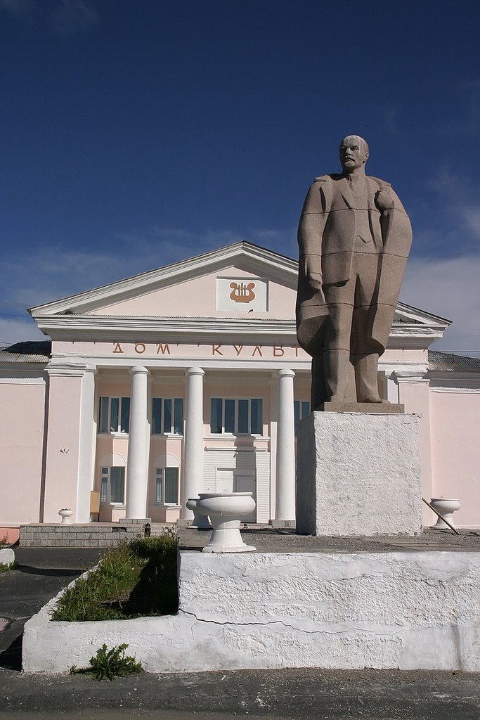 Lenins monument in Dudinka town. (Памятник Ленину на главной площади города Дудинка.)