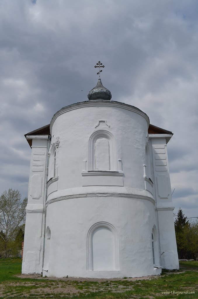 Церковь Троицы Живоначальной (май 2012г.)