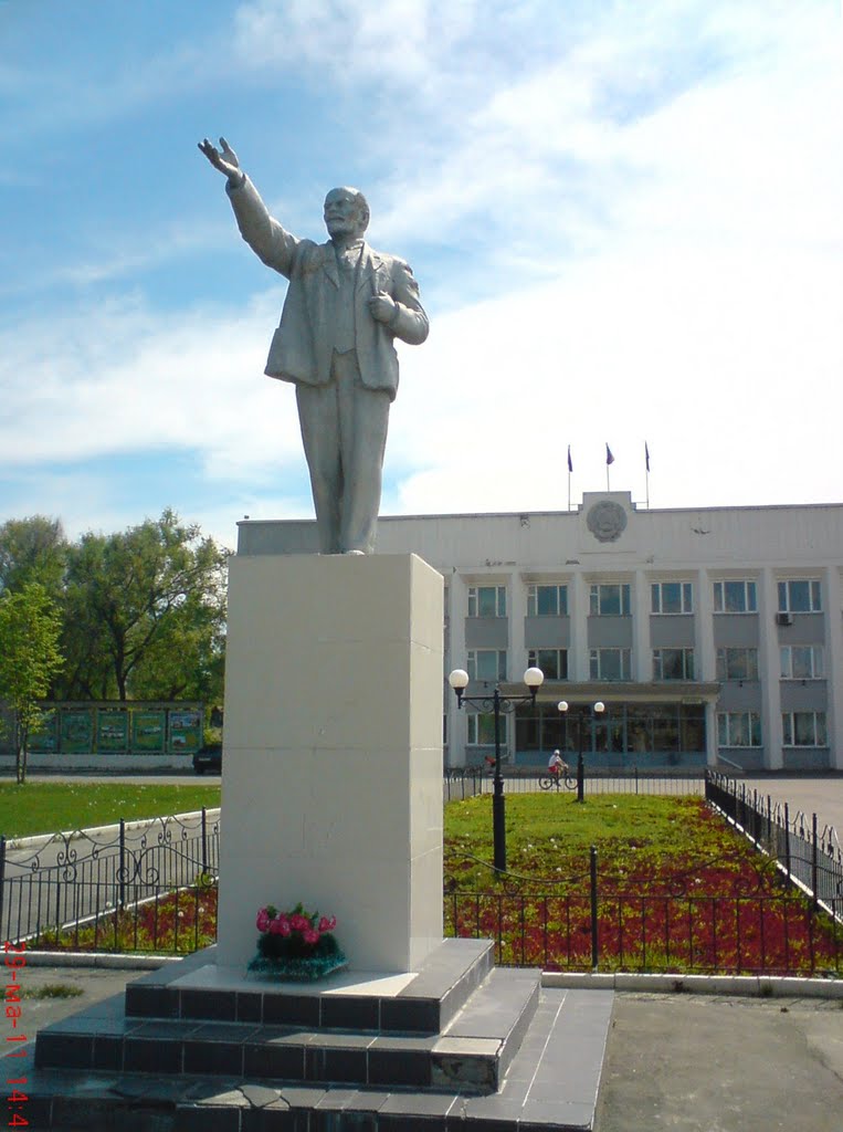 Памятник Ленину возле Администрации