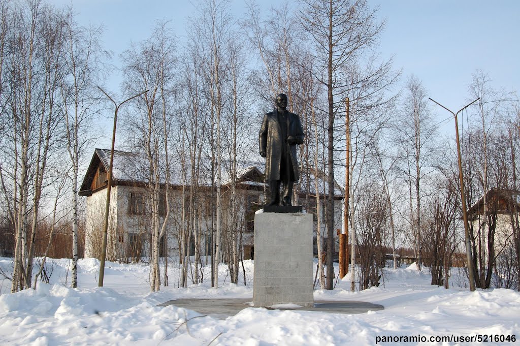 Владимир Ильич радуется весеннему полярному солнцу в городе Игарка
