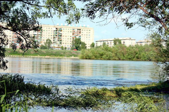 вид с острова на реке Кан