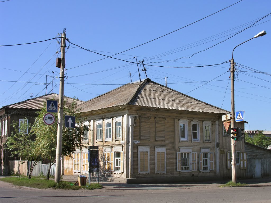 House on cross-streets of Oktyabrskaya and Zatubinskaya