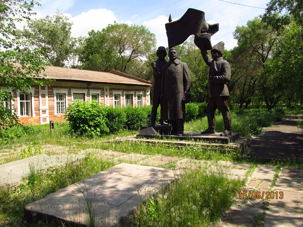 Monument to Kravchenko, Shchetinkin and Surguladze in Minusinsk near the tomb of  Kravchenko and Surguladze