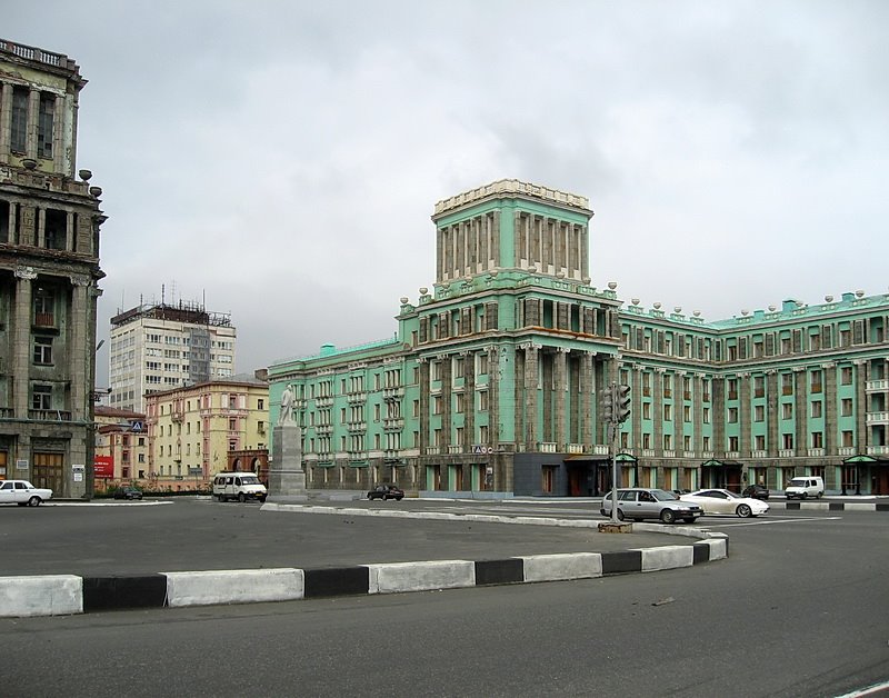 Норильск. Центральная улица. Памятник Ленину. (Norilsk downtown. Lenins monument.)