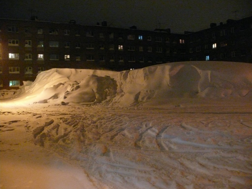 Норильск. Ул. Московская д.3. Детская площадка, двор. Февраль 2008