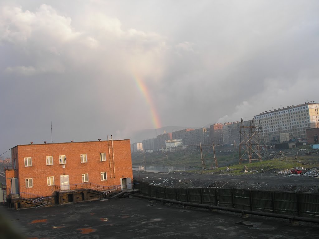 Радуга в мрачном Норильском небе