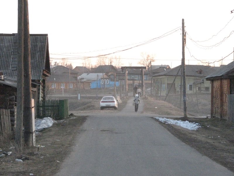 Красноярский край, с. Тасеево Вид с ул. Лизы Чайкиной: Подвесной мост, бывшее здание почты, магазин "Золушка" (справа) 27 апреля 2010г.